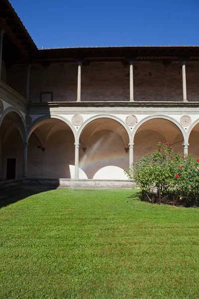 Patio interior de la basílica de Santa Croce en Florencia, Italia . —  Fotos de Stock