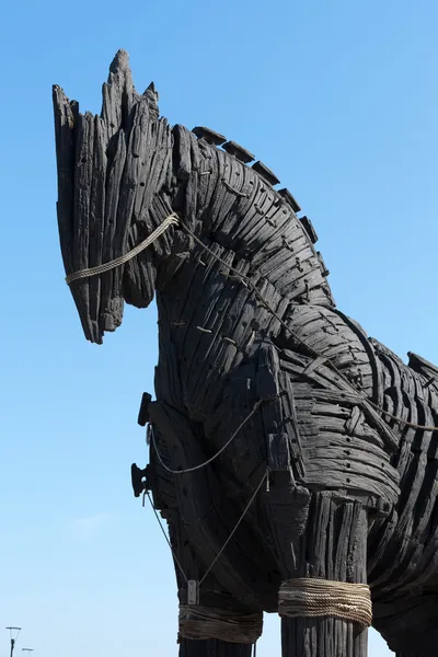 De kopie van troy houten paard op canakkale, — Stockfoto