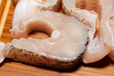 bir parça taze çiğ balık. sağlıklı beslenme.