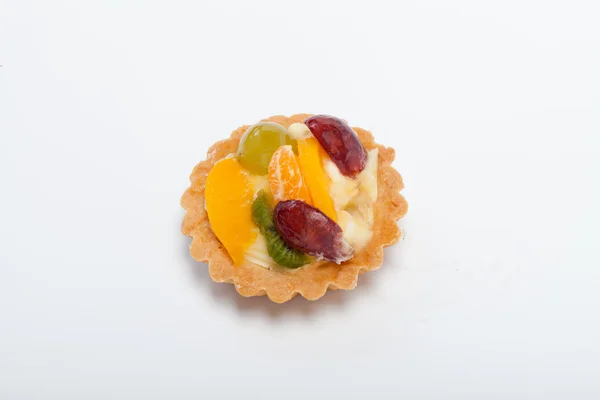 Dolce torta con frutta isolata su bianco — Foto Stock