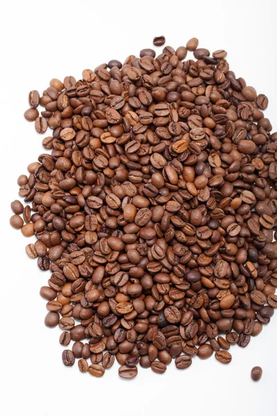 Kávová zrna zavřít izolované na bílém — Stock fotografie