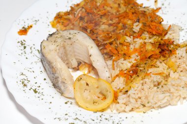 Sağlıklı beslenme. Balıklı ve sebzeli kahverengi pirinç.