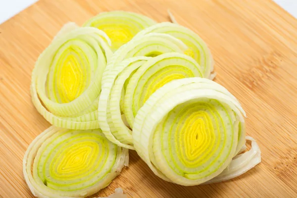 Sliced Leeks on woden table — Stock Photo, Image