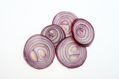 dilimlenmiş soğan üzerinde beyaz izole