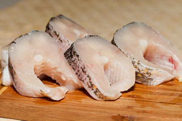 Um pedaço de peixe cru fresco. A dieta saudável . — Fotografia de Stock