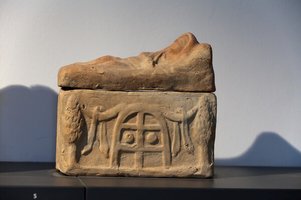 Ancient etruscan art. Sarcophagus of Chiusi, Tuscany.