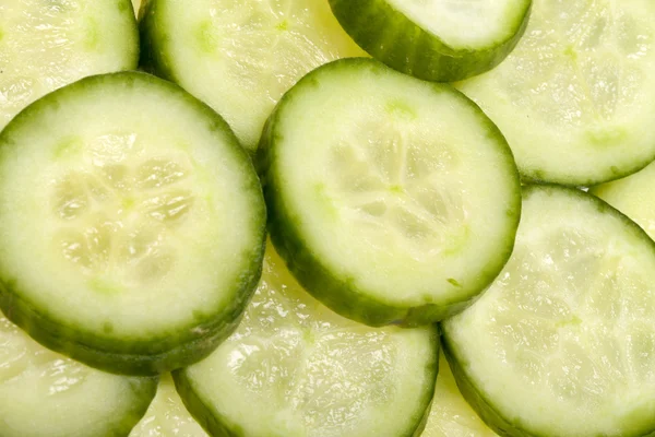 Pepino recién cortado en rodajas aislado sobre fondo blanco —  Fotos de Stock