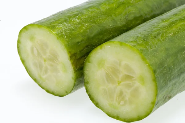 El pepino verde aislado sobre fondo blanco — Foto de Stock