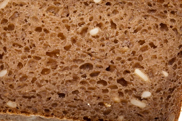 Fatia de pão escuro isolada sobre branco — Fotografia de Stock