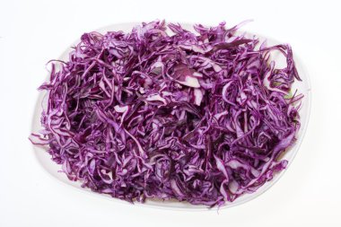 Beyaz arkaplanda kırmızı lahana