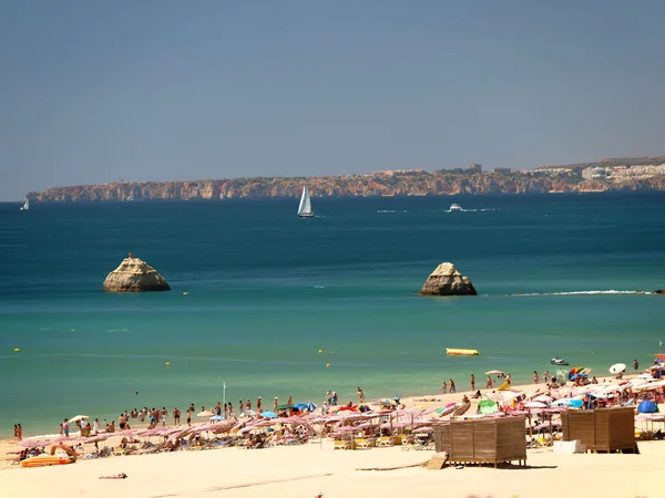 Uma secção da idílica Praia de Rocha na região algarvia . — Fotografia de Stock