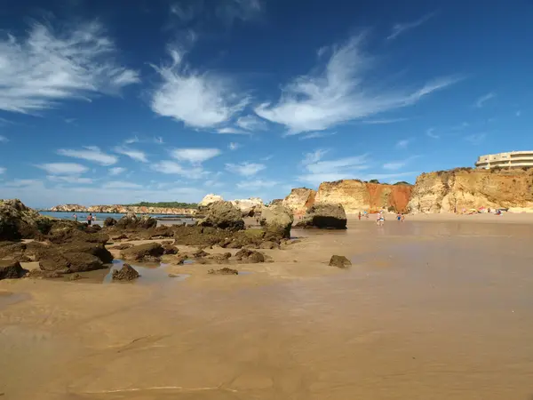 Una sección de la idílica playa de Praia de Rocha en la región del Algarve . —  Fotos de Stock