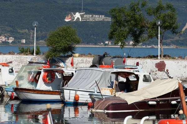 Βάρκες στο λιμάνι σε Τσανακαλέ. Τουρκία — Φωτογραφία Αρχείου