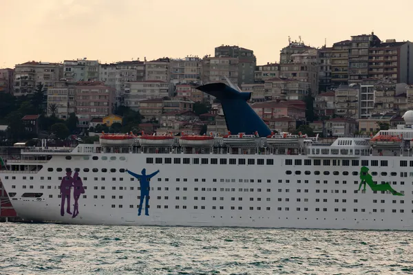 The passenger ship in port. — Stock Photo, Image