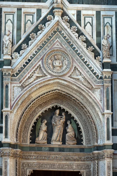 Floransa - katedral yan duvarda portal
