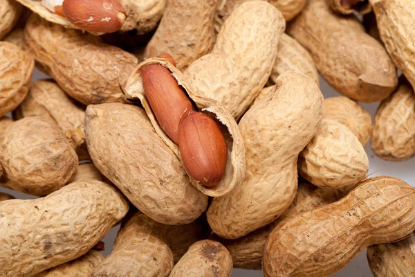 Sušené arašídy v detailním záběru na bílém pozadí — ストック写真