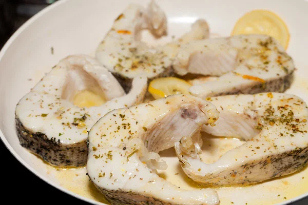 De gebakken vis op de koekenpan — Stockfoto