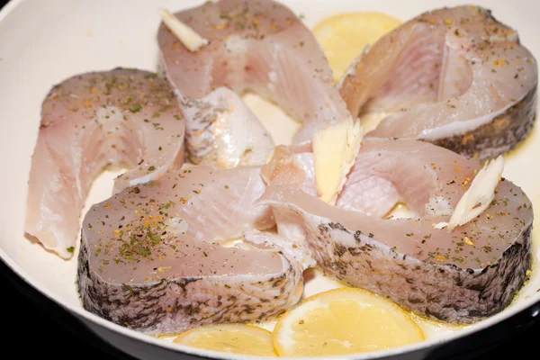El pescado frito en la sartén — Foto de Stock