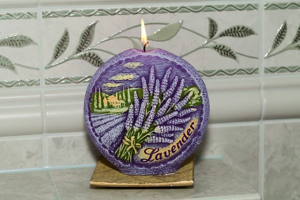 Candela con fiori di lavanda. Concetto di aromaterapia — Foto Stock