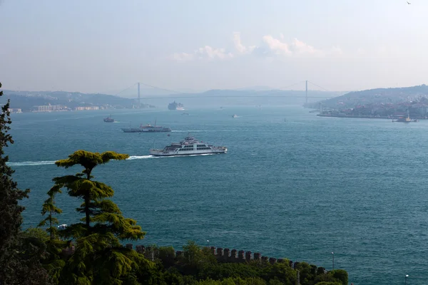 Istanbul - priveliștea asupra strâmtorii Bosfor din palatul Topkapi — Fotografie, imagine de stoc