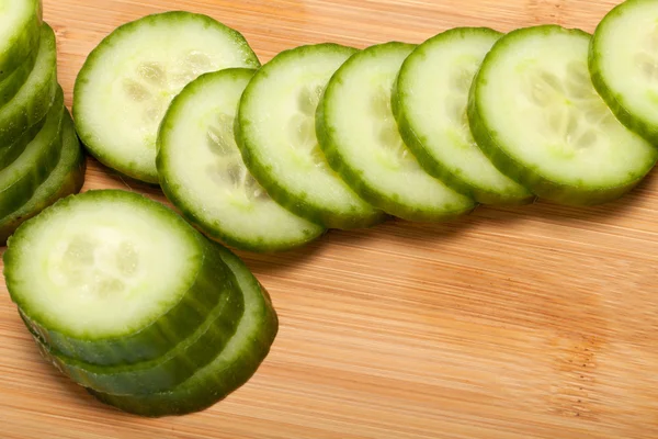 El pepino verde aislado sobre fondo blanco — Foto de Stock