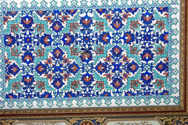 Handgjort kakel. Topkapi palace i istanbul, Turkiet — Stockfoto