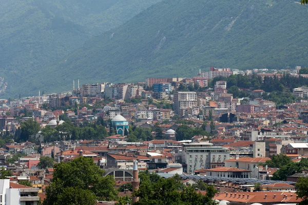 Mesquita e muitas casas em Bursa, Turquia — Fotografia de Stock