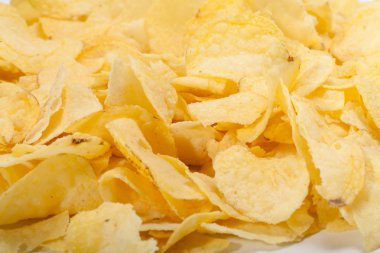 Patates cipsi beyaz arkaplanda izole