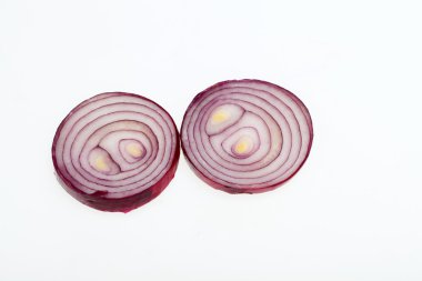 dilimlenmiş soğan üzerinde beyaz izole