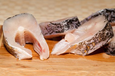 bir parça taze çiğ balık. sağlıklı beslenme.