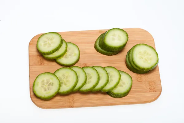 El pepino verde aislado sobre fondo blanco —  Fotos de Stock