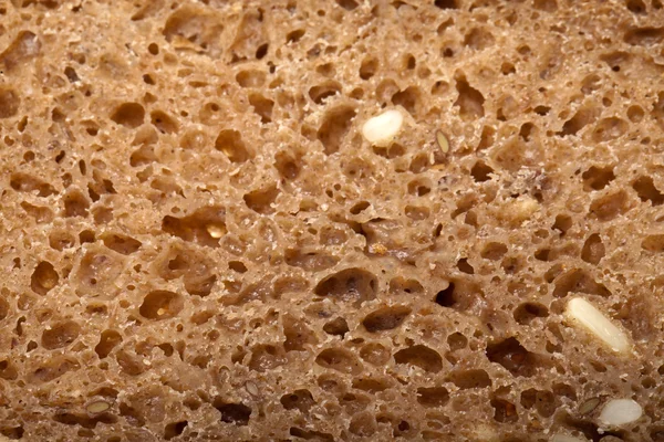 Fatia de pão escuro isolada sobre branco — Fotografia de Stock