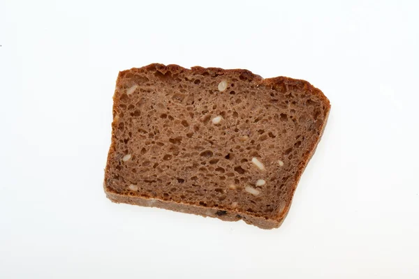 Tmavý chleba izolovaných na bílém — Stock fotografie