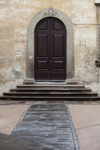 Schodiště a dveře do starého domu v Toskánsku — Stock fotografie