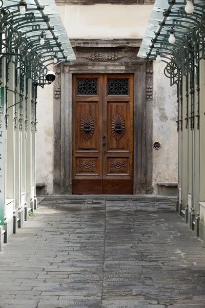 Houten residentiële deuropening in Toscane. Italië — Stockfoto