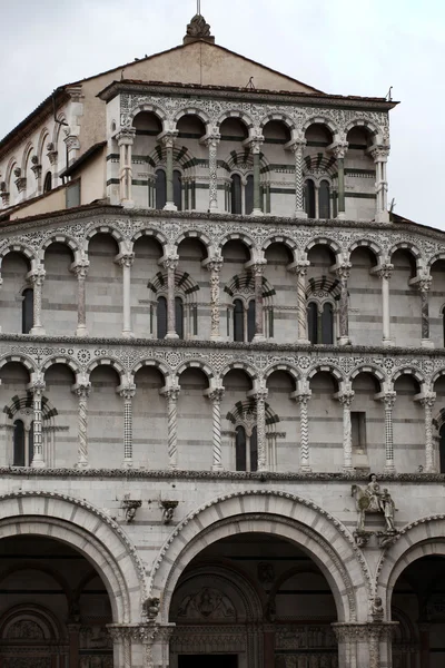 Lucques - vue sur la façade de la cathédrale Saint-Martin — Photo