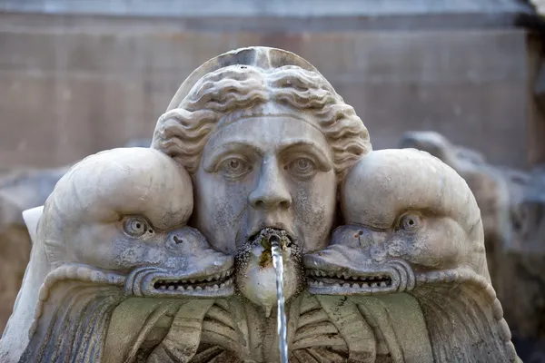 Скульптурные детали фонтана в стиле барокко на площади Пьяцца делла Ротонда, Рим, Италия — стоковое фото