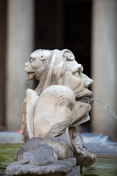 Detalle escultórico de la fuente barroca en la Piazza della Rotonda Roma, Italia —  Fotos de Stock