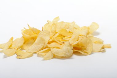 Patates cipsi beyaz arkaplanda izole