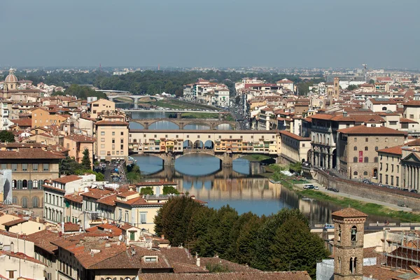 Ponte vecchio, Florencja, Toskania, Włochy. widok z placu piazza michelangelo — Zdjęcie stockowe