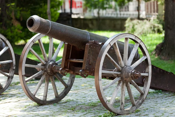 Bursa - kanonnen op heuvel in de buurt van clock tower — Stockfoto