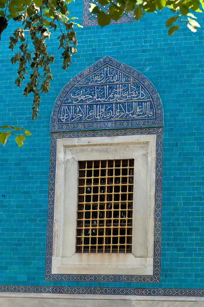 Фасад зеленой гробницы - внешняя деталь. Бурса, Турция — стоковое фото