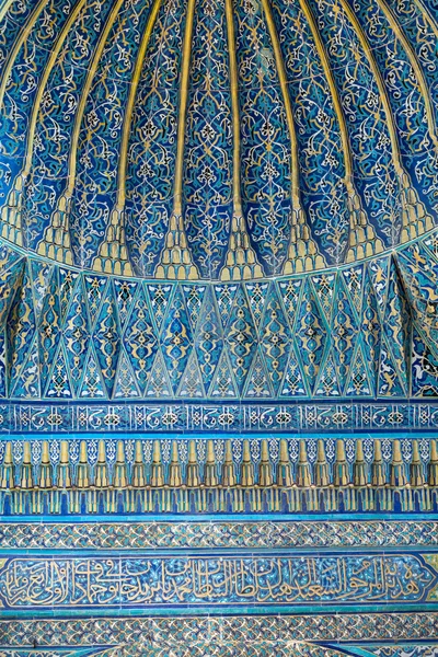 Sisätilojen vihreä mausoleumi Bursassa — kuvapankkivalokuva