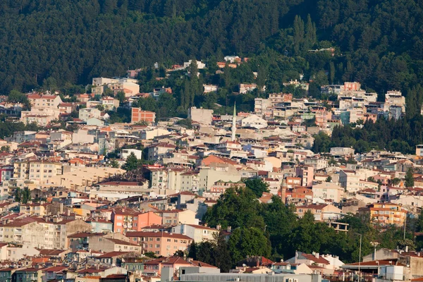 Mesquita e muitas casas em Bursa, Turquia — Fotografia de Stock