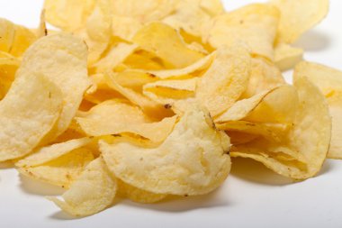 Patates cipsi beyaz arkaplanda izole