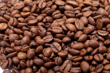 Kahve çekirdekleri beyaz üzerine kapalı.