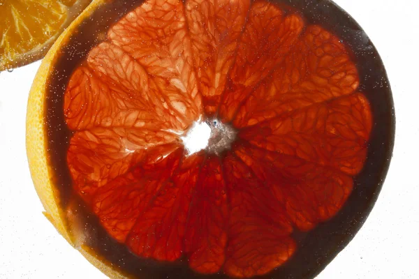 Plátek pomeranče ve vodě — Stock fotografie
