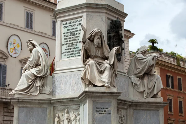 Rom - bibliska statyer på bas av Colonna dell'Imacolata — Stockfoto