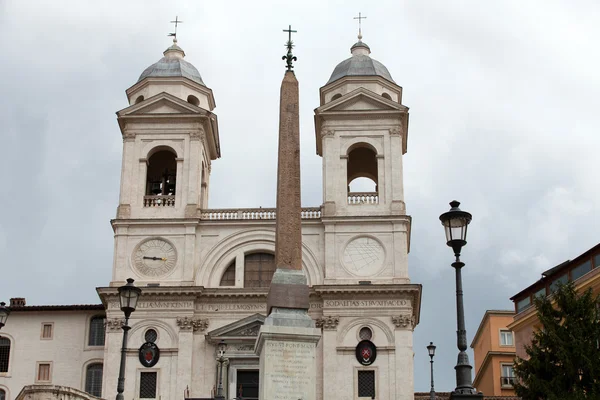 Iglesia de Trinita 'dei Monti (Plaza de España) en Roma, Italia — Foto de Stock