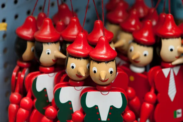 Poupées de marionnettes en bois peintes de la figure de Pinocchio — Photo